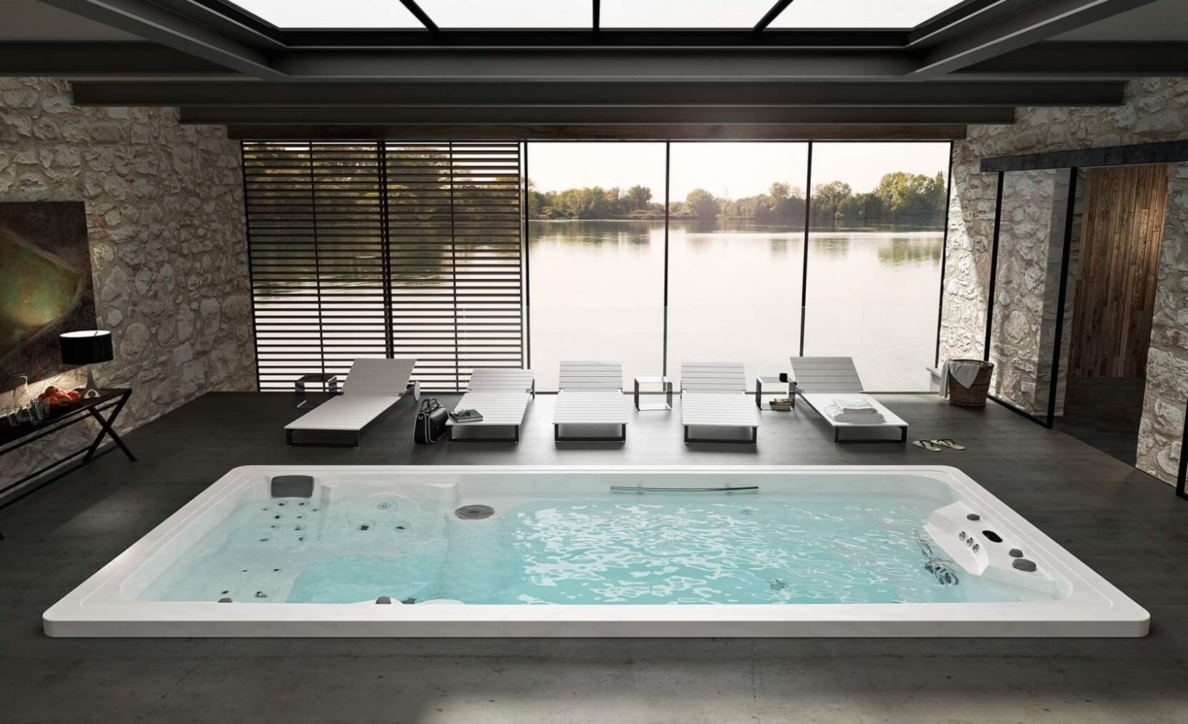 Protitočni bazen v zaprtem prostoru z ležalniki.